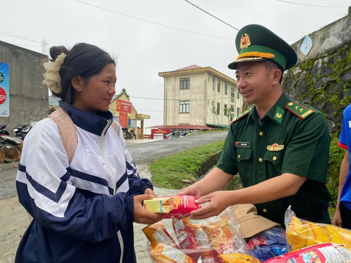 Cán bộ Đồn Biên phòng Dào San tặng bánh, sữa cho thí sinh.