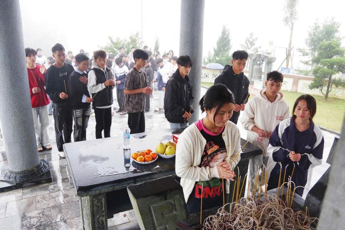 Trước khi bước vào môn thi đầu tiên, thí sinh dâng hương tại Nhà bia tưởng niệm ghi tên các Anh hùng liệt sỹ xã Dào San.