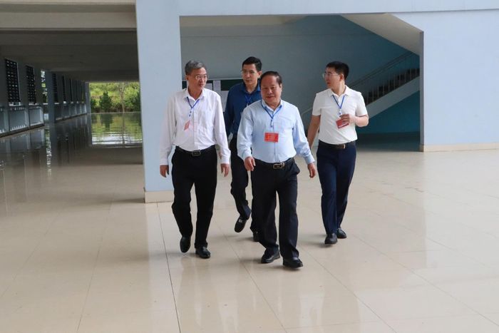 Ban Chỉ đạo thi tốt nghiệp THPT năm 2026 tỉnh Lai Châu kiểm tra công tác coi thi tại điểm thi Trường THPT chuyên Lê Quý Đôn.