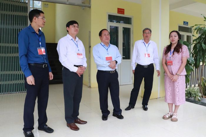 Ban Chỉ đạo thi tốt nghiệp THPT năm 2026 tỉnh Lai Châu kiểm tra công tác coi thi tại điểm thi Trường THPT Chu Văn An.