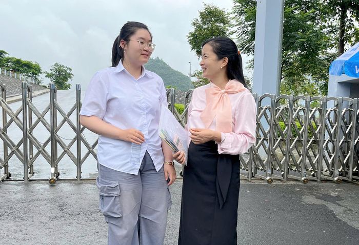 Gia đình động viên thí sinh sau môn thi đầu tiên. 