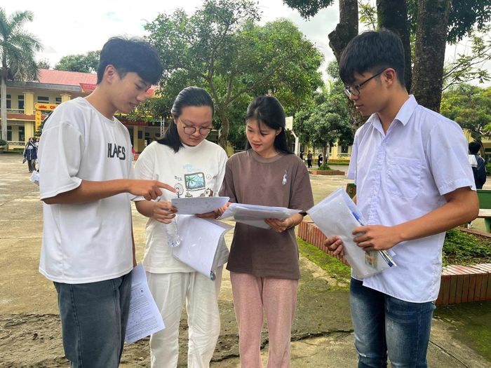 Thí sinh trao đổi bài sau giờ thi môn toán.