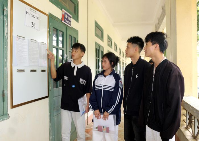 Các thí sinh xem lại số báo danh tại điểm thi Trường THPT Chu Văn An.