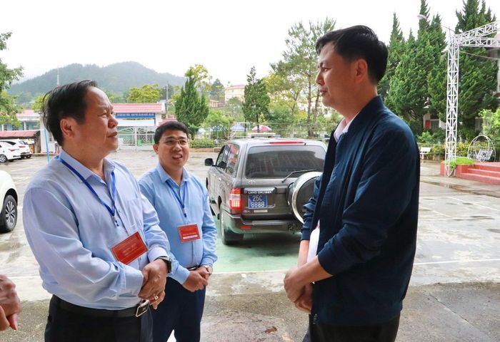 Đồng chí Tống Thanh Hải - Phó Chủ tịch Thường trực UBND tỉnh trao đổi với lãnh đạo Điểm thi Trường THPT Sìn Hồ về công tác tổ chức kỳ thi tốt nghiệp THPT năm 2026.