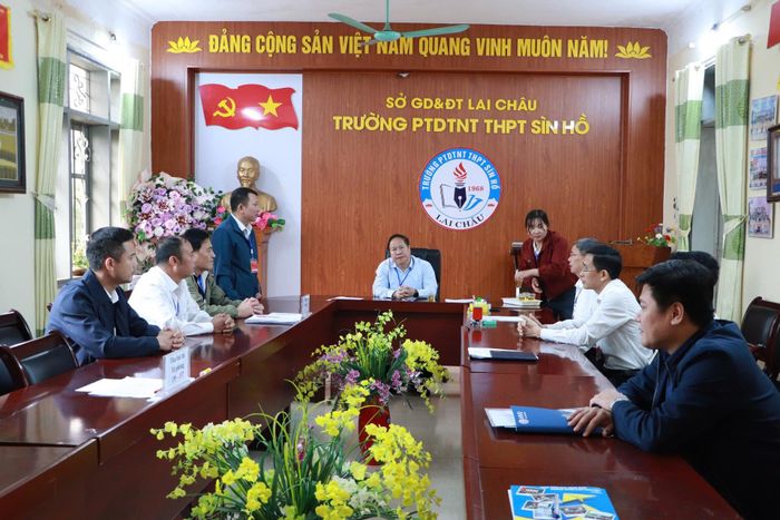 Đồng chí Tống Thanh Hải - Phó Chủ tịch Thường trực UBND tỉnh cùng đoàn công tác nghe lãnh đạo Điểm thi Trường Phổ thông Dân tộc nội trú THPT Sìn Hồ báo cáo công tác tổ chức kỳ thi.