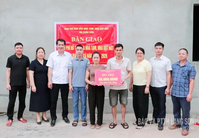 Ban Chỉ đạo xóa nhà tạm, nhà dột nát xã Châu Sơn trao biển tượng trưng kinh phí hỗ trợ xóa nhà tạm, nhà dột nát cho hộ dân