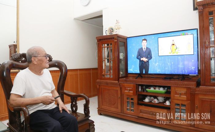 Ông Lương A Phào, người có uy tín khối 13, phường Đông Kinh theo dõi thông tin trên kênh LSTV từ chiếc tivi được trang cấp