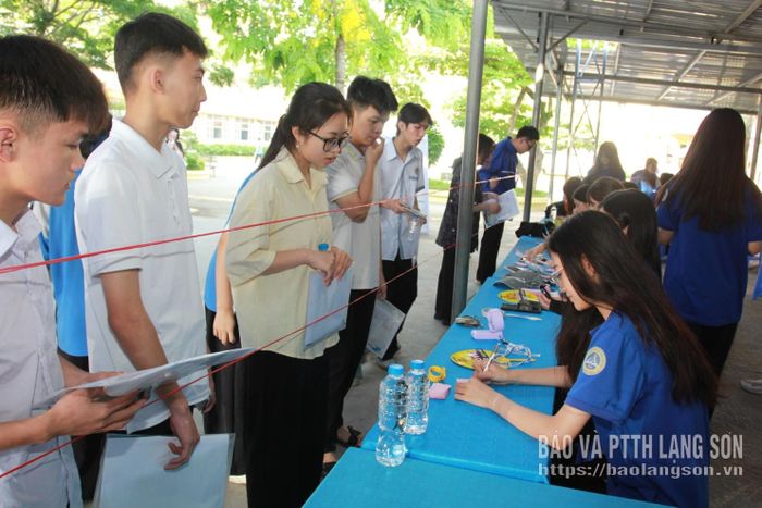 Tình nguyện viên hỗ trợ thí sinh giữ đồ cá nhân