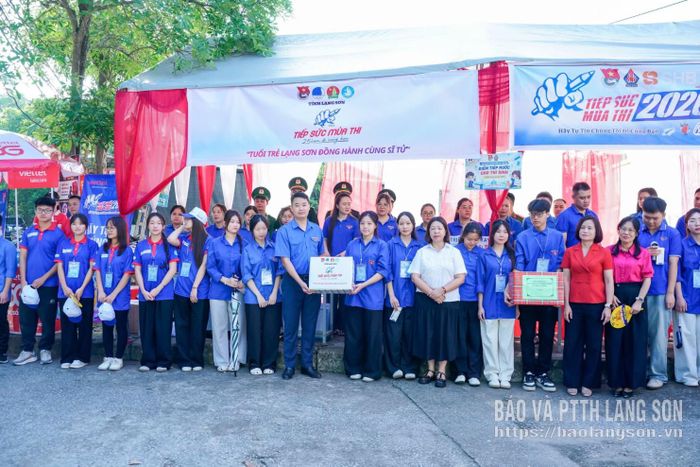 Lãnh đạo Tỉnh đoàn Lạng Sơn thăm, tặng quà đội thanh niên tình nguyện tại điểm thi Trường THPT Đồng Đăng