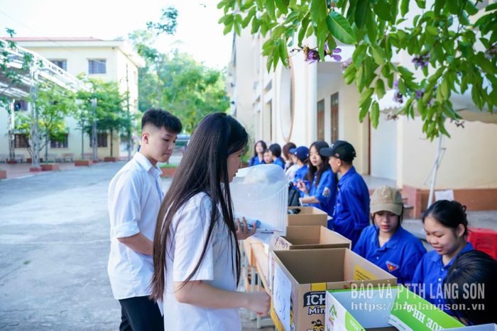 Tình nguyện viên hỗ trợ thí sinh giữ đồ cá nhân
