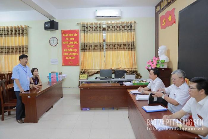 Đồng chí trưởng đoàn kiểm tra phát biểu tại điểm thi Trường THPT Lương Văn Tri