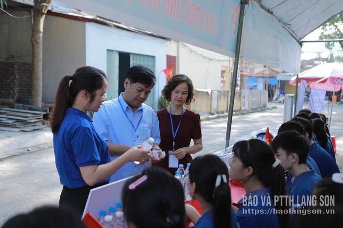 Đoàn công tác kiểm tra tại khu vực tiếp sức mùa thi tại điểm thi Trường THPT Văn Quan