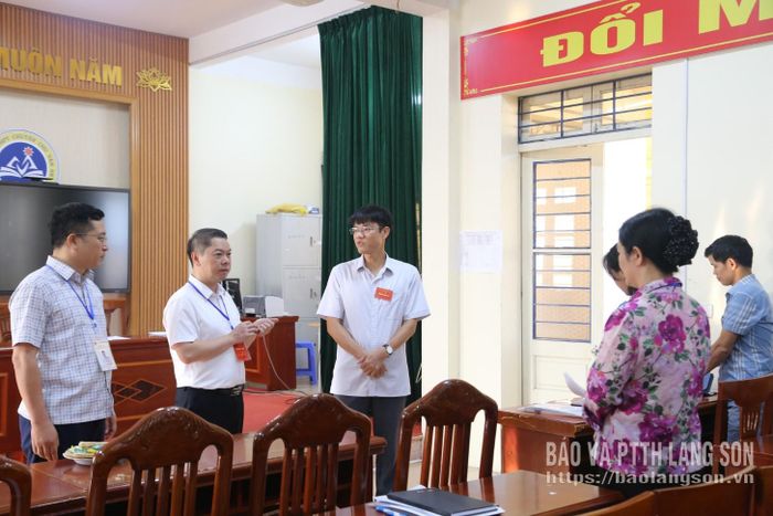 Đồng chí Phó Chủ tịch UBND tỉnh trao đổi về công tác coi thi tại điểm thi Trường THPT chuyên Chu Văn An