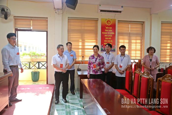 Đồng chí Phó Chủ tịch UBND tỉnh và các thành viên đoàn kiểm tra công tác coi thi tại điểm thi Trường THPT Hoàng Văn Thụ