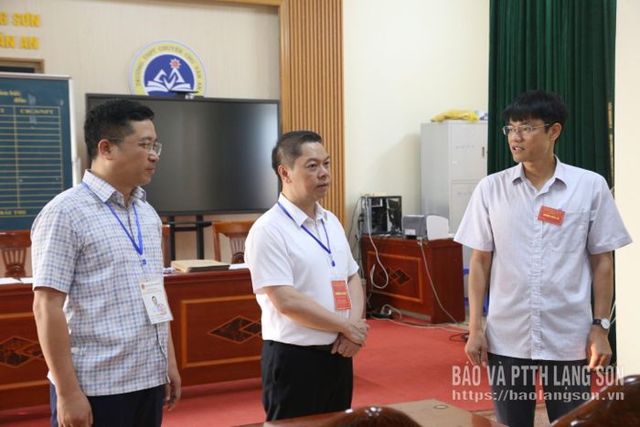 Đồng chí Phó Chủ tịch UBND tỉnh chỉ đạo các điểm thi đảm bảo an toàn, nghiêm túc công tác coi thi