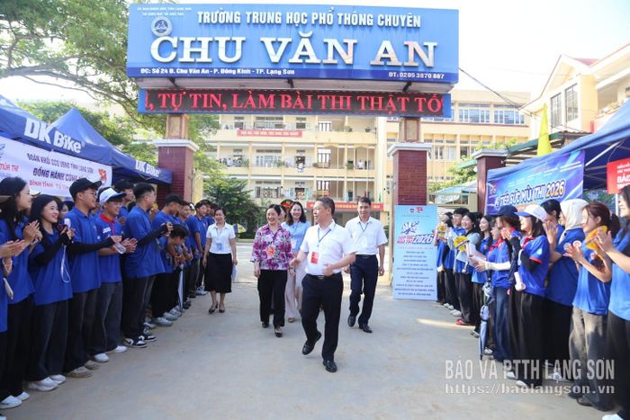 Đồng chí Đoàn Thanh Sơn, Phó Chủ tịch UBND tỉnh và các thành viên đoàn đến kiểm tra tại điểm thi Trường THPT chuyên Chu Văn An