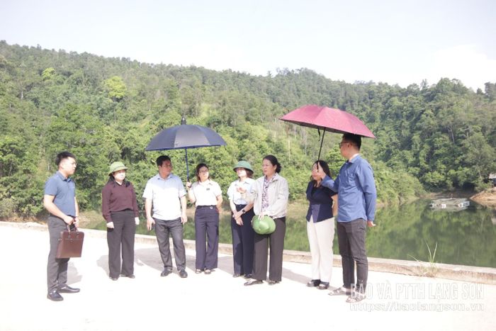 Đoàn công tác kiểm tra thực tế công trình hồ chứa nước trên địa bàn xã Văn Quan