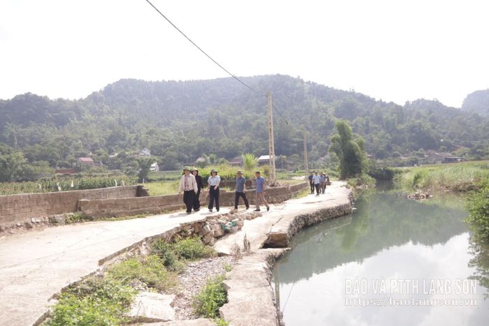 Đoàn công tác kiểm tra thực tế khu vực sạt lở trên địa bàn xã Yên Phúc