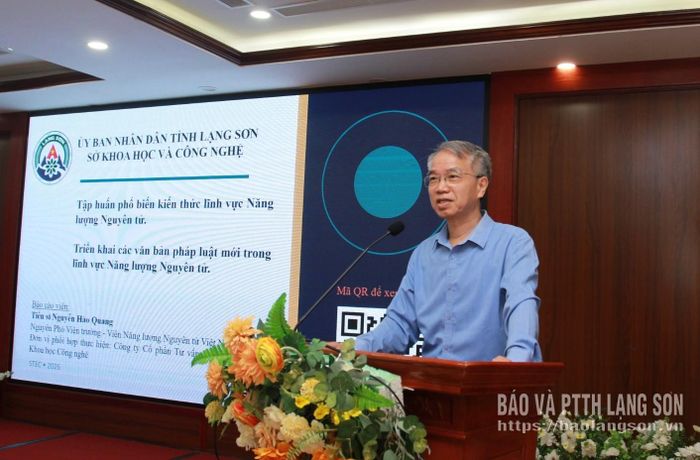 Giảng viên hội nghị tập huấn triển khai các văn bản pháp luật mới trong lĩnh vực năng lượng nguyên tử