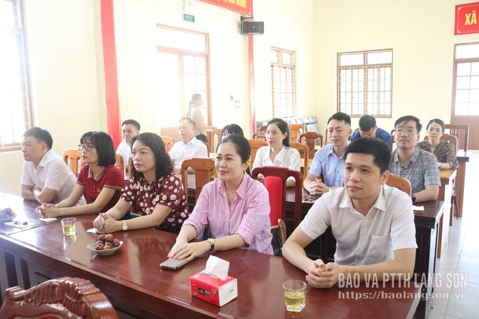Đảng viên Chi bộ Ban Tuyên giáo và Dân vận Tỉnh ủy theo dõi video về tình hình phát triển kinh tế - xã hội, bảo đảm quốc phòng, an ninh của xã Ba Sơn