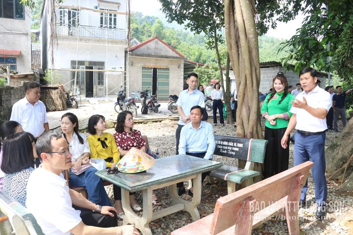 Các đảng viên nghe giới thiệu về lịch sử Khu du kích Ba Sơn, hoạt động của lực lượng du kích và Nhân dân địa phương trong cuộc kháng chiến chống thực dân Pháp