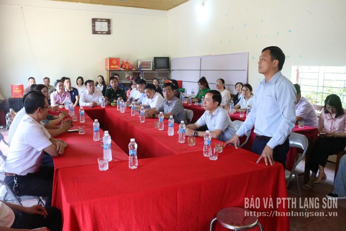 Đồng chí Bí thư Chi bộ Ban Tuyên giáo và Dân vận Tỉnh ủy phát biểu tại buổi sinh hoạt chuyên đề