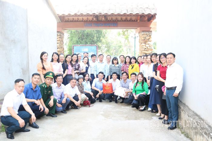 Các đảng viên của Chi bộ Ban Tuyên giáo và Dân vận Tỉnh ủy và đại biểu của xã Ba Sơn chụp ảnh lưu niệm tại cổng làng đá Thạch Khuyên