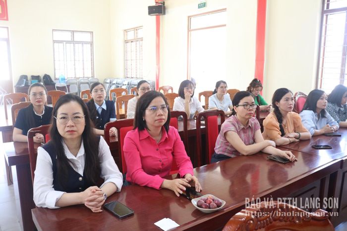Đảng viên Chi bộ Ban Tuyên giáo và Dân vận Tỉnh ủy theo dõi video về tình hình phát triển kinh tế - xã hội, bảo đảm quốc phòng, an ninh của xã Ba Sơn