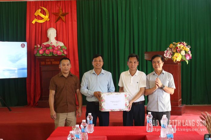 Đồng chí Bí thư Chi bộ Ban Tuyên giáo và Dân vận Tỉnh ủy tặng quà cho đại diện thôn Thạch Khuyên