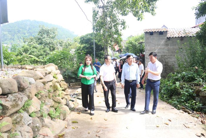 Đảng viên Chi bộ Ban Tuyên giáo và Dân vận Tỉnh ủy cùng các đại biểu của xã tham quan một số điểm trong Khu du kích Ba Sơn