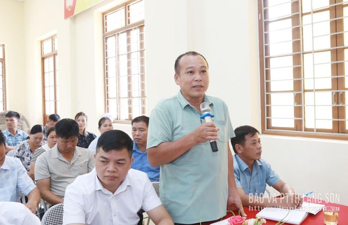 Cử tri thôn Đồng Văn, xã Khánh Khê nêu ý kiến tại hội nghị