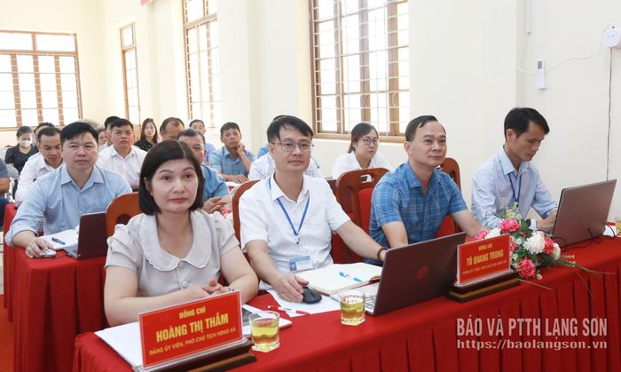 Các đại biểu dự hội nghị tiếp xúc cử tri