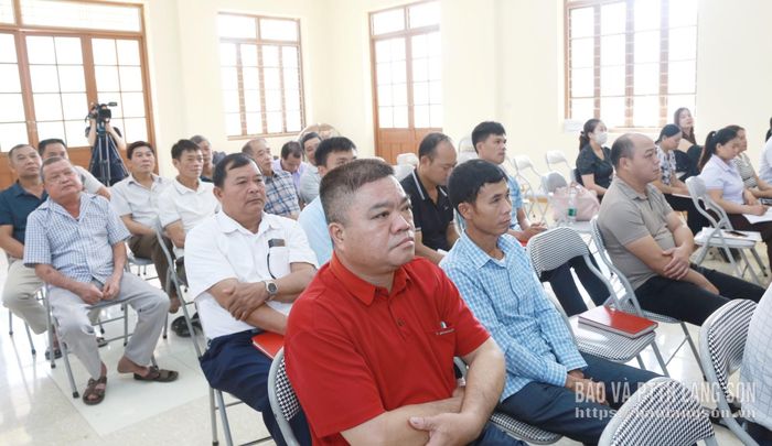 Các cử tri theo dõi phóng sự về tình hình thực hiện kế hoạch phát triển kinh tế - xã hội, quốc phòng - an ninh của tỉnh 6 tháng đầu năm 2026