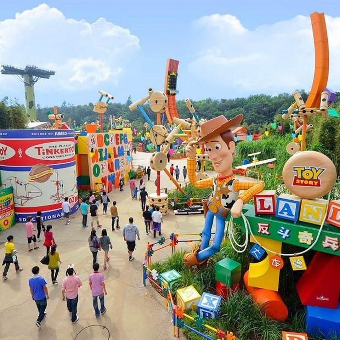 Hong Kong Disneyland nổi tiếng với khu chủ đề