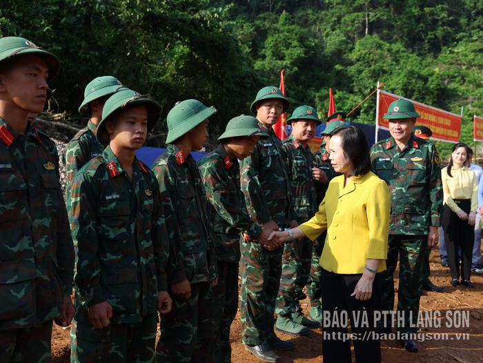 Đồng chí Đoàn Thị Hậu, Phó Bí thư Thường trực Tỉnh ủy, Chủ tịch HĐND tỉnh động viên cán bộ, chiến sĩ đang thi công tuyến đường vào khu dân cư Lân Nóng