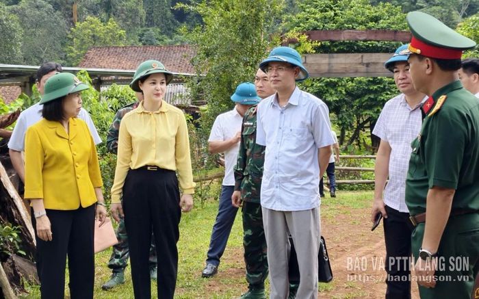 Đoàn công tác khảo sát tại các hộ làm homestay trong khu dân cư Lân Nóng, thôn Loi, xã Cai Kinh 