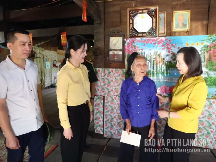 Đồng chí Phó Bí thư Thường trực Tỉnh ủy, Chủ tịch HĐND tỉnh thăm hỏi đời sống, tặng quà hộ dân khu dân cư Lân Nóng, thôn Loi, xã Cai Kinh