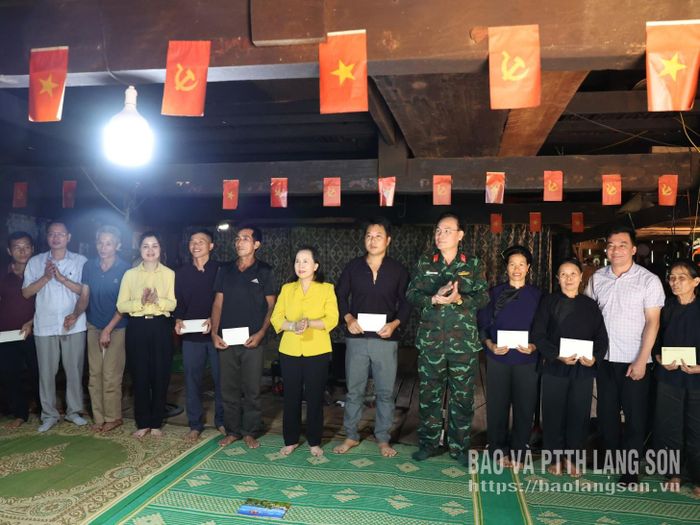 Đồng chí Phó Bí thư Thường trực Tỉnh ủy, Chủ tịch HĐND tỉnh tặng quà các hộ dân khu dân cư Lân Nóng, thôn Loi, xã Cai Kinh