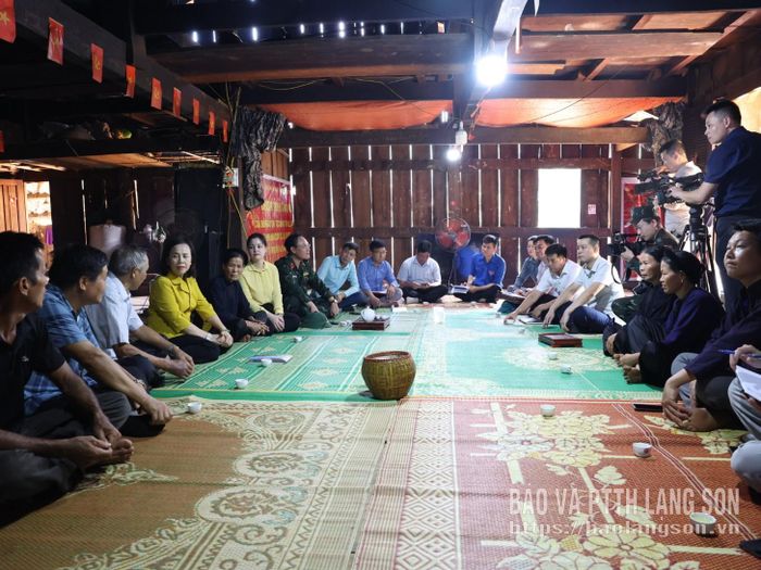 Đoàn công tác tiếp xúc cử tri khu dân cư Lân Nóng, thôn Loi, xã Cai Kinh