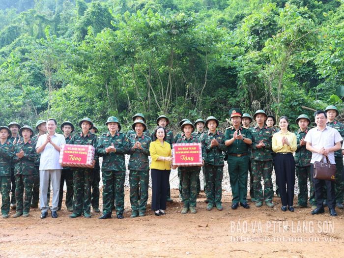 Đồng chí Đoàn Thị Hậu, Phó Bí thư Thường trực Tỉnh ủy, Chủ tịch HĐND tỉnh tặng quà động viên cán bộ, chiến sĩ đang thi công tuyến đường vào khu dân cư Lân Nóng