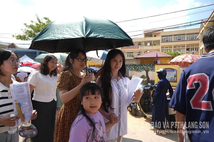 Các thí sinh tại điểm thi Trường THPT chuyên Chu Văn An sau khi hoàn thành xong môn Ngữ văn