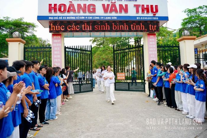 Các thí sinh tại điểm thi Trường THPT Hoàng Văn Thụ hoàn thành xong môn Toán