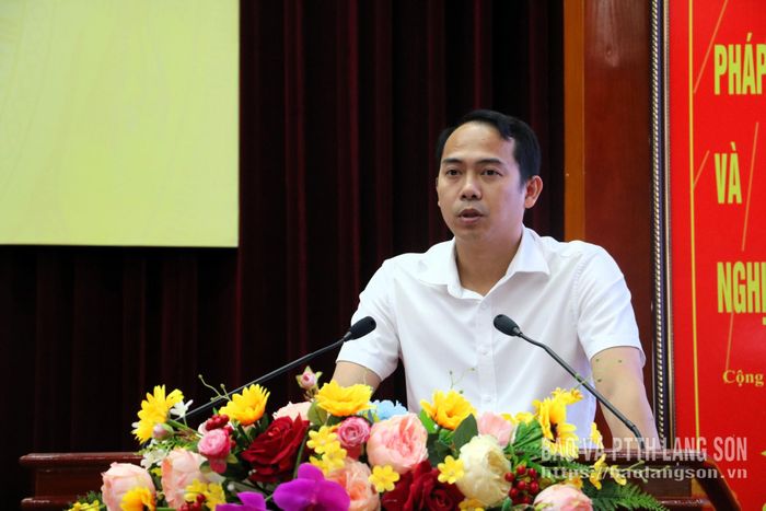 Lãnh đạo UBND phường Lương Văn Tri phát biểu tham luận làm rõ nội dung khảo sát mức độ hài lòng của người dân trên địa bàn phường