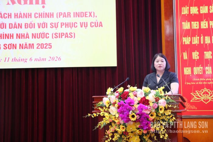 Lãnh đạo Trung tâm Phục vụ hành chính công tỉnh, Văn phòng UBND tỉnh trình bày tham luận tại hội nghị