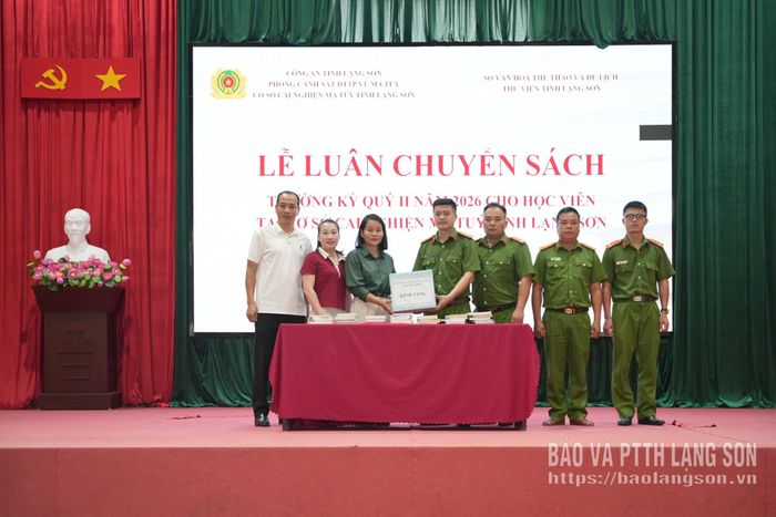 Đại diện Thư viện tỉnh bàn giao sách cho đại diện Cơ sở cai nghiện ma túy tỉnh