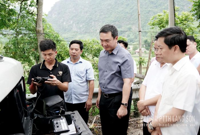 Đồng chí Nguyễn Cảnh Toàn, Phó Bí thư Tỉnh ủy, Chủ tịch UBND tỉnh và các thành viên đoàn công tác xem toàn cảnh khu vực xã Văn Quan qua hệ thống bay flycam