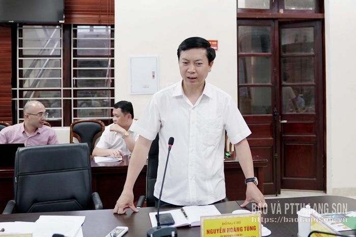 Đồng chí Nguyễn Hoàng Tùng, Ủy viên Ban Thường vụ Tỉnh ủy, Phó Chủ tịch Thường trực Ủy ban MTTQ Việt Nam tỉnh trao đổi một số nội dung tại buổi làm việc