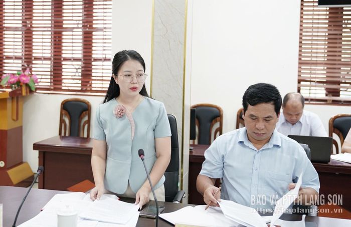 Lãnh đạo Đảng ủy xã Văn Quan báo cáo tình hình triển khai một số dự án trên địa bàn xã tại buổi làm việc