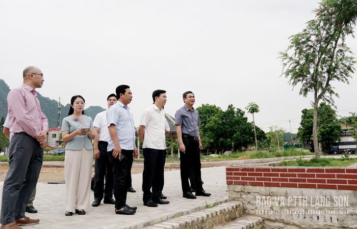 Đồng chí Nguyễn Cảnh Toàn, Phó Bí thư Tỉnh ủy, Chủ tịch UBND tỉnh và các thành viên đoàn công tác kiểm tra thực tế dự án mở rộng khuôn viên tượng đài Lương Văn Tri