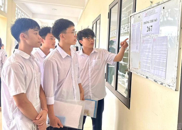 Thí sinh rà soát lại thông tin trước khi bước vào phòng thi.